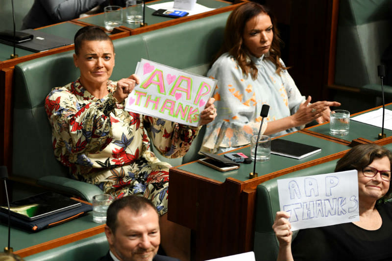 Labor ministers holding up signs reading 'Thanks AAP' (Getty images/Tracey Nearmy)