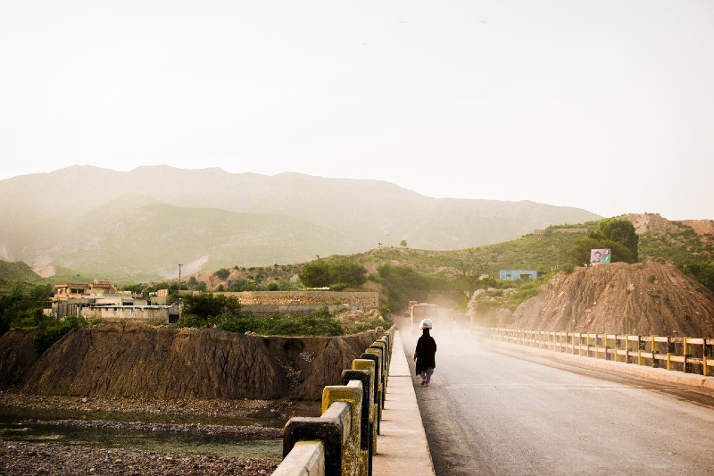 Woman carrying pot in Islamabad (Pixabay/Samina Kousar)