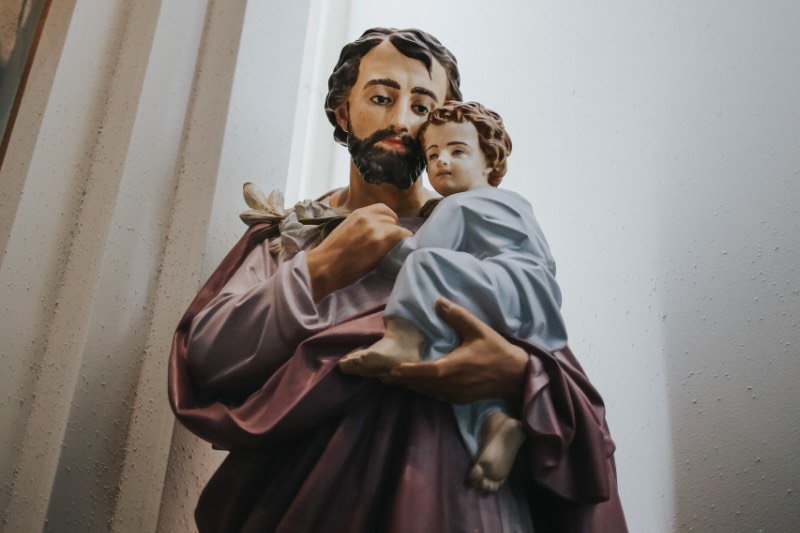 Statue of St Joseph and Jesus (Anna Hecker/Unsplash)