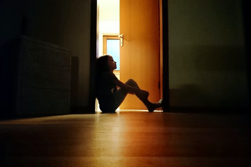 Main image: Girl sitting on the floor, backlit. (Elva Etienne/Getty Images)