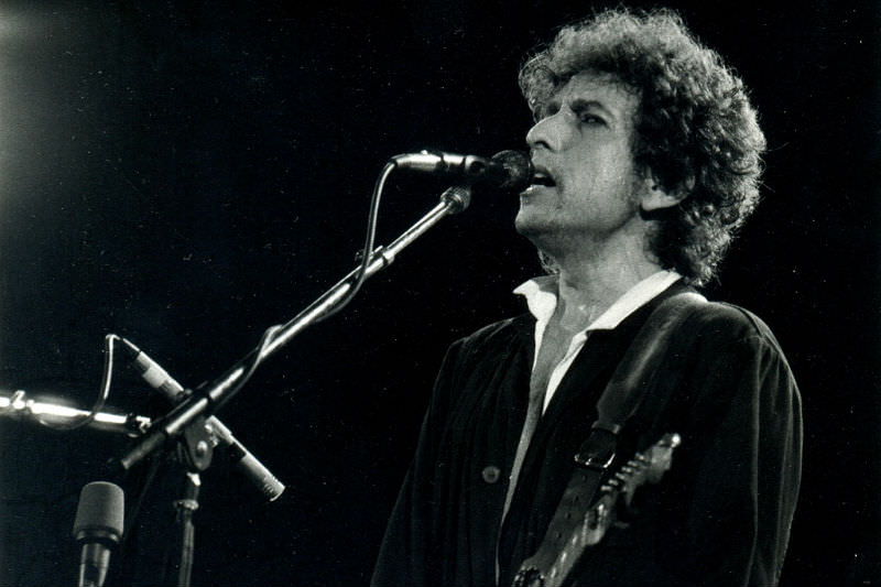 Main image: Bob Dylan singing and playing guitar (Xavier Badosa/Wikimedia Commons)