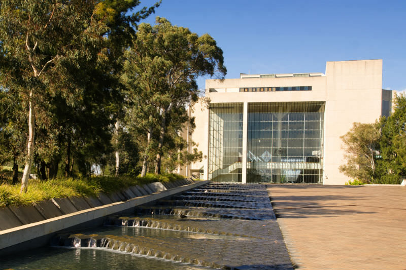 Main image: Exterior of the High Court of Australia (Getty Images/kokkai)